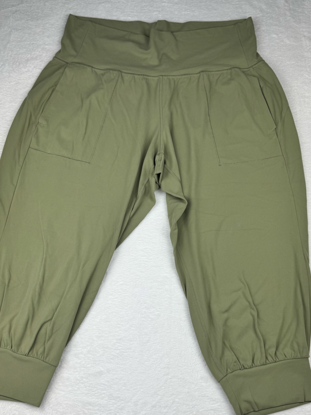 Athleta Salutation Crop Joggers. Olive green. Women’s size 2X. Front pockets